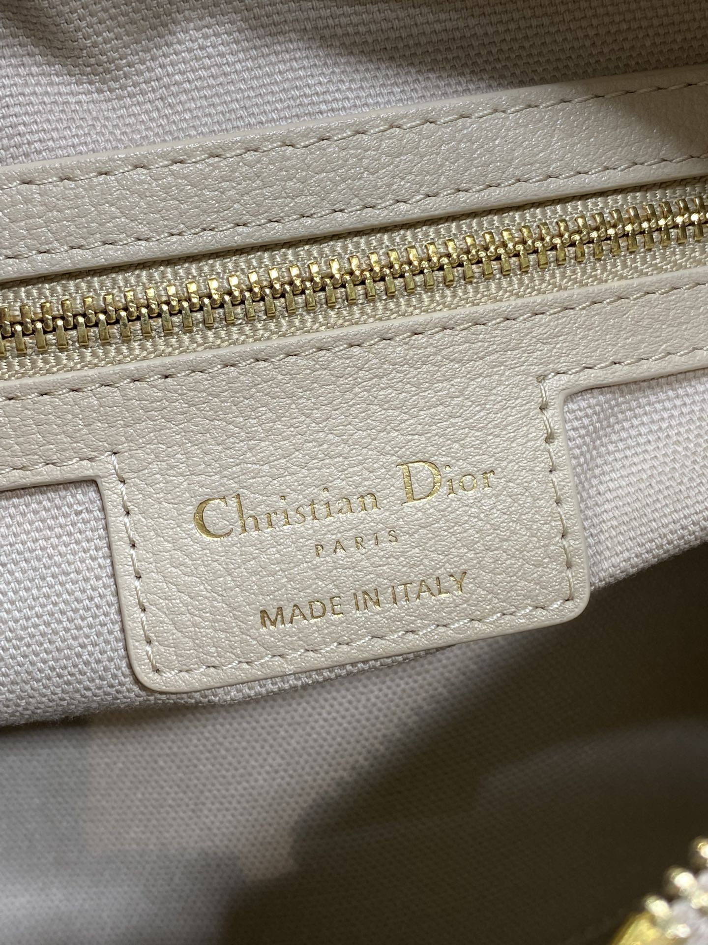 DIOR 25S SMALL VOYAGE BAG 23 IN POWDER BEIGE FLAT MACROCANNAGE GRAINED CALFSKIN
