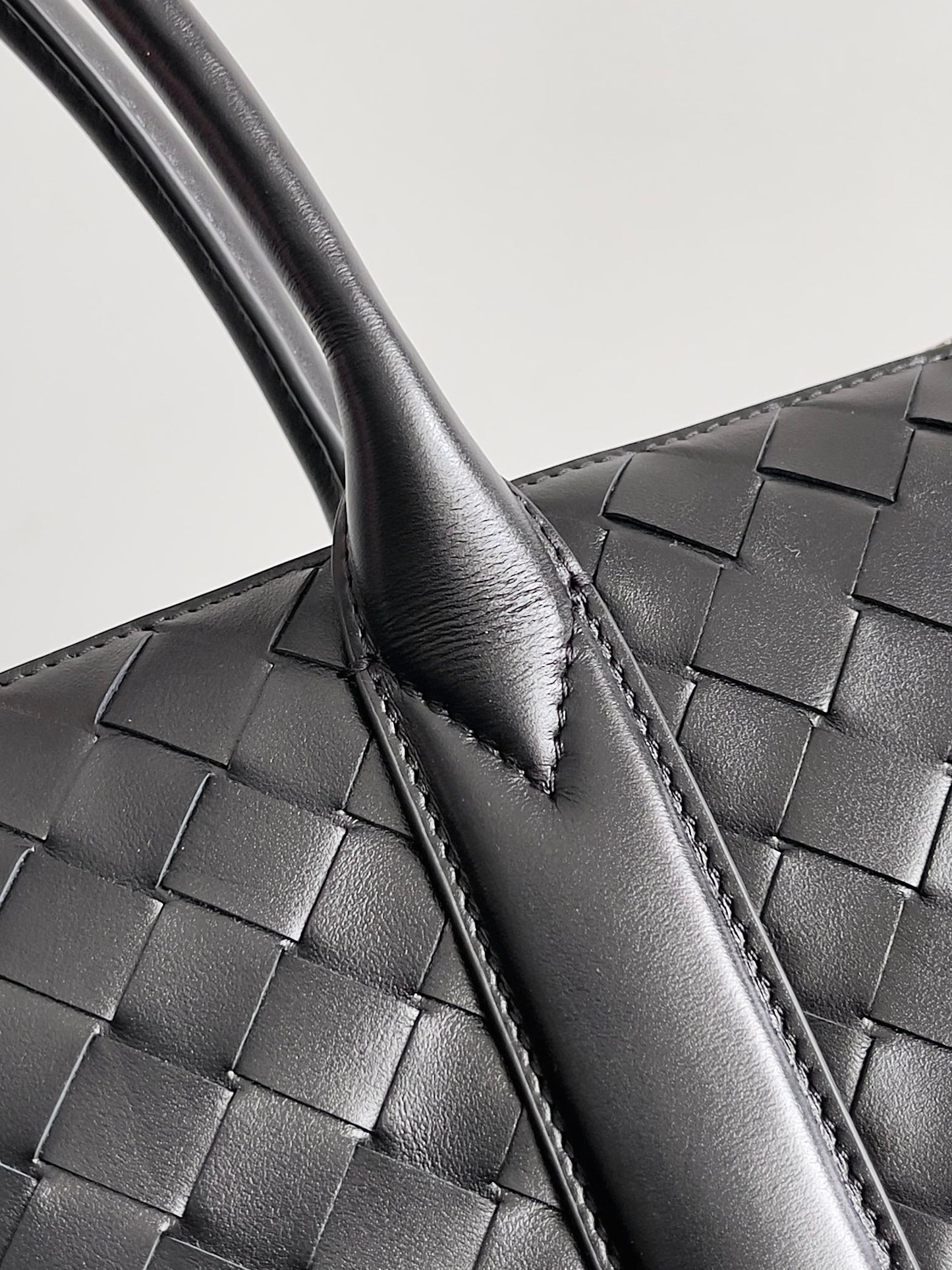 BOTTEGA VENETA 25S ANDIAMO LARGE INTRECCIATO 39 IN BLACK CALFSKIN