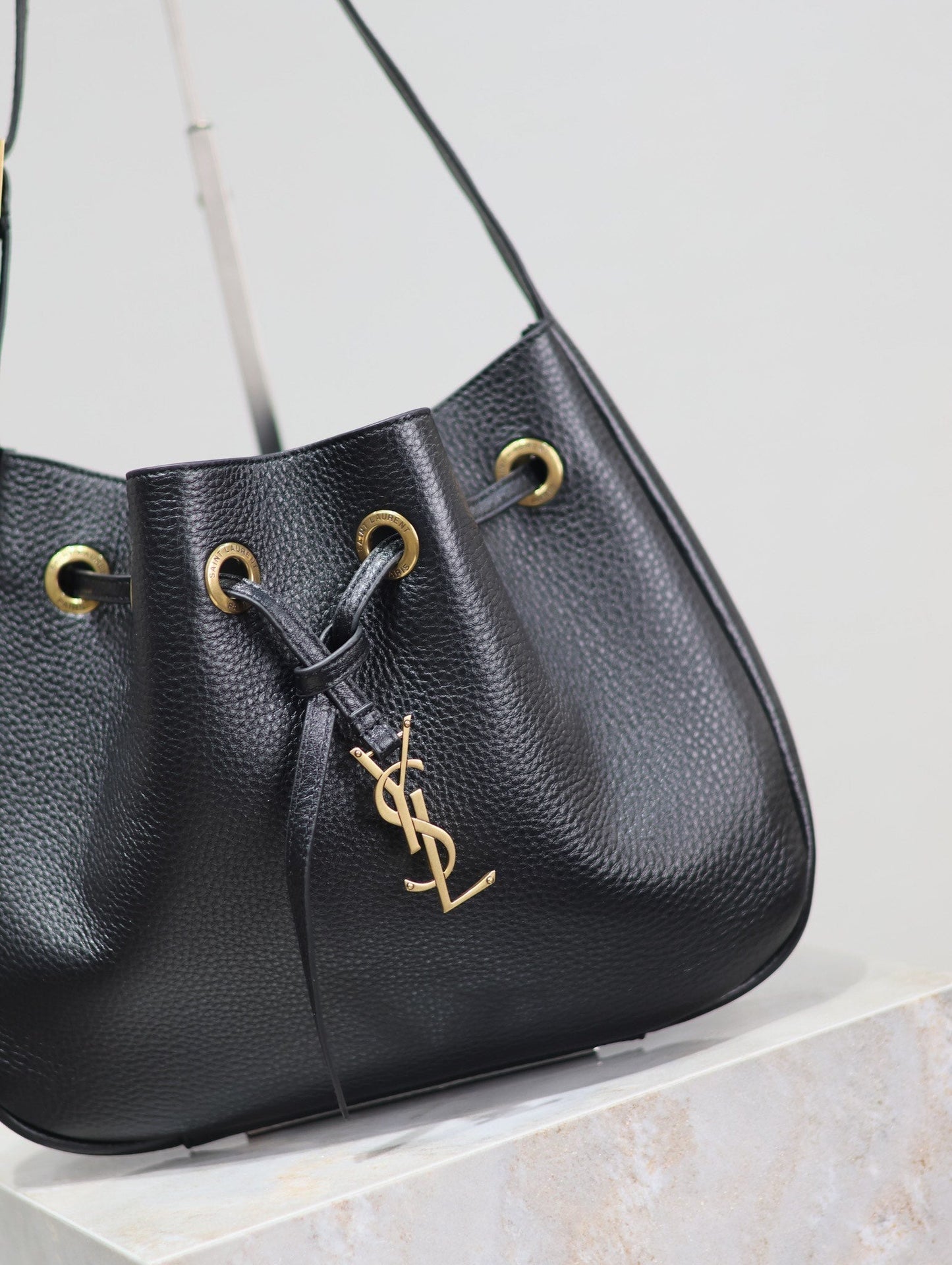 PARIS VII SMALL HOBO 30 IN BLACK GRAINED LEATHER GOLD HARDWARE