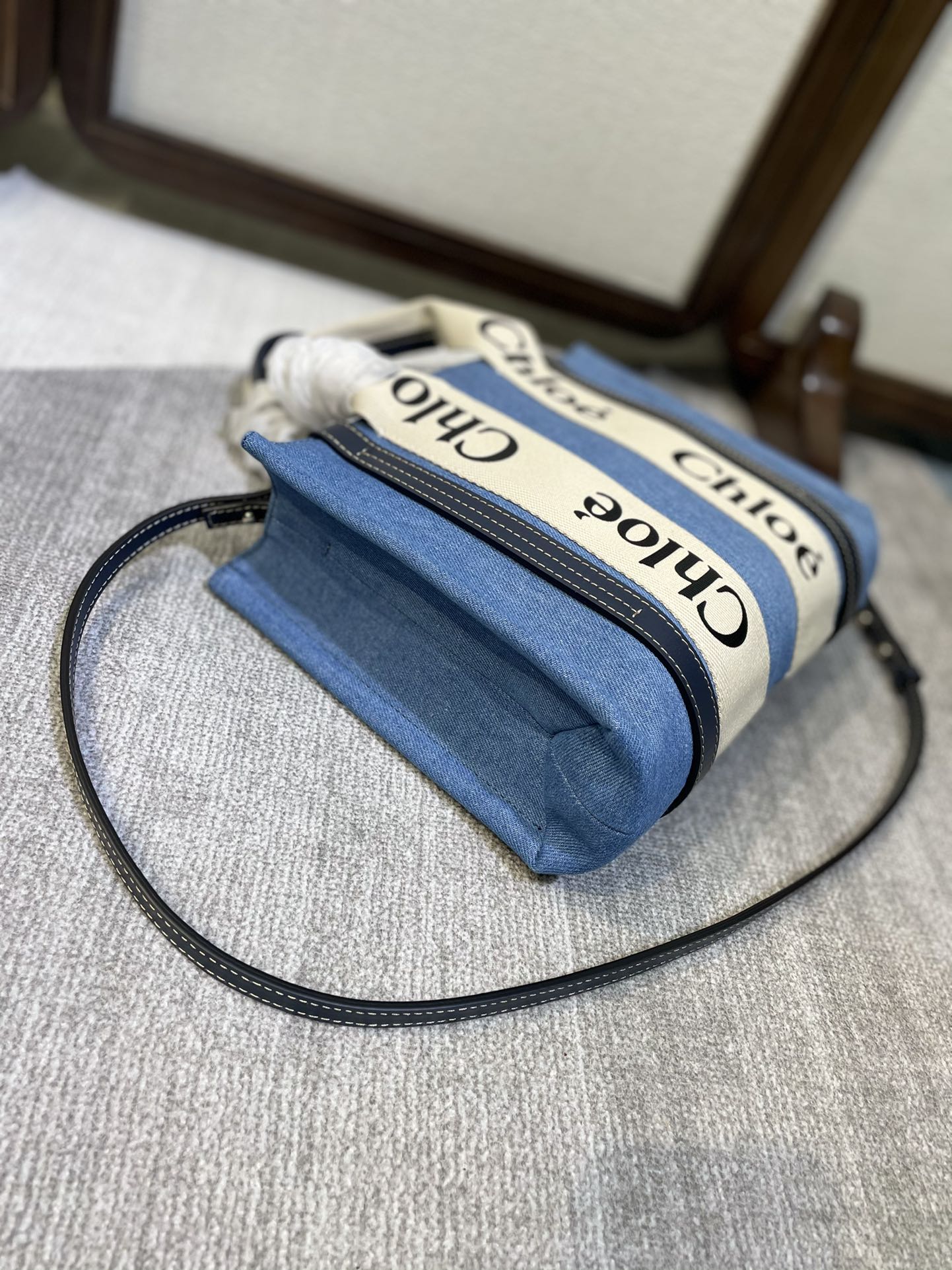 SMALL STRAP WOODY TOTE BAG 26.5 IN BLUE DENIM CANVAS DARK BLUE CALFSKIN