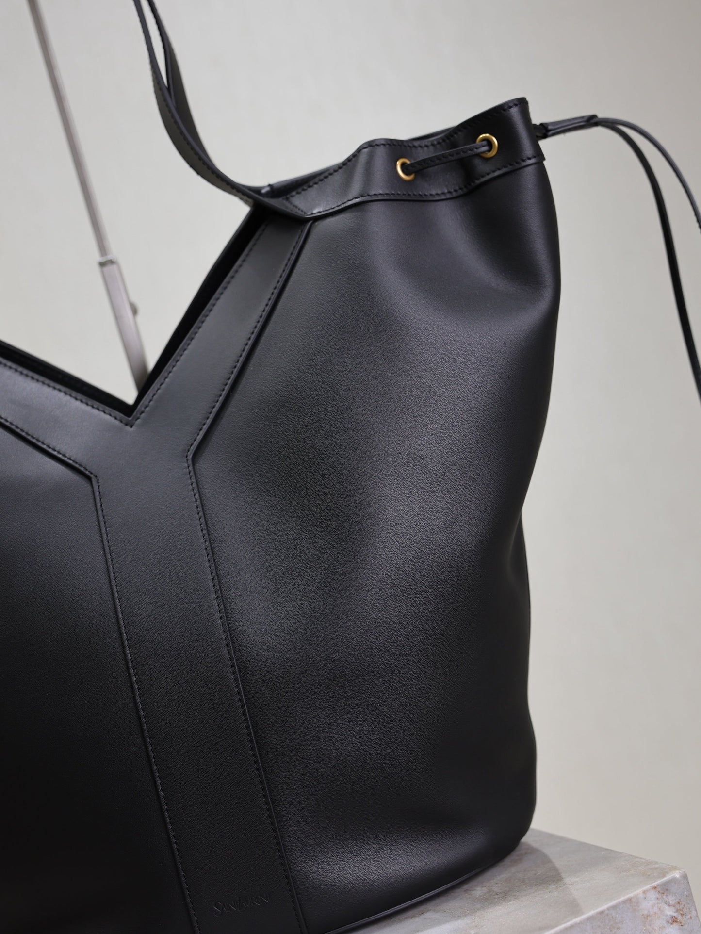 YSL 25S Y LARGE HOBO 50 IN BLACK CALFSKIN GOLD HARDWARE