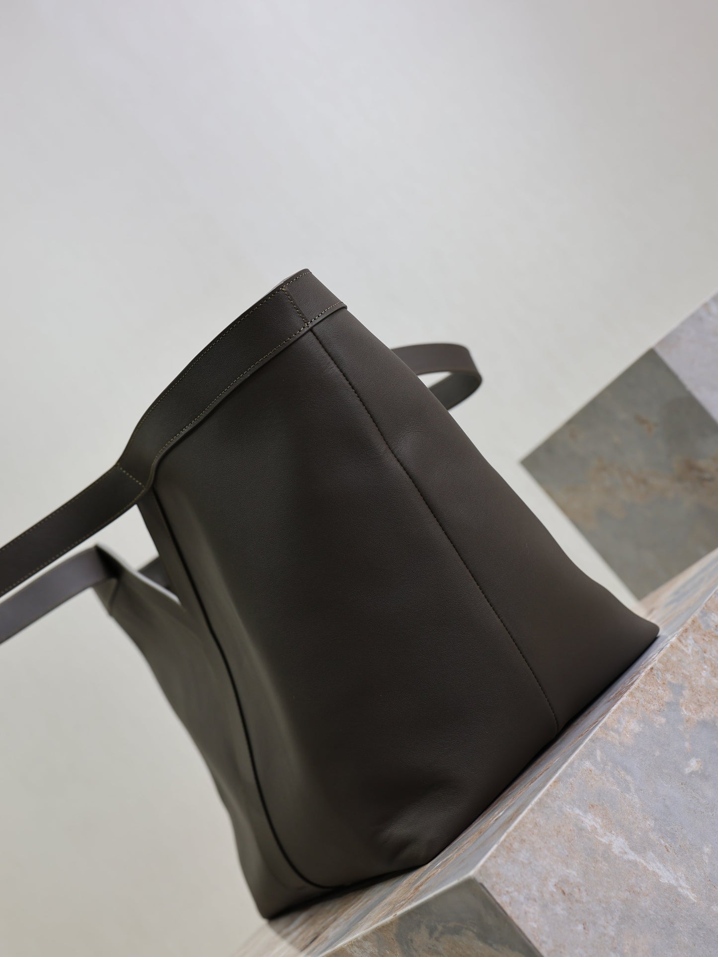 YSL 25S Y MAXI TOTE 50 IN MUTED CHARCOAL CALFSKIN GOLD HARDWRE