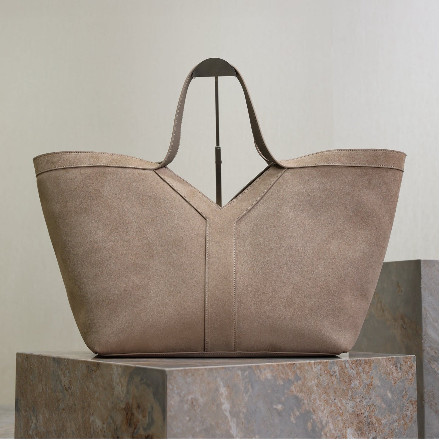 YSL 25S Y MAXI TOTE 50 IN DRY GRAIN SUEDE GOLD HARDWRE