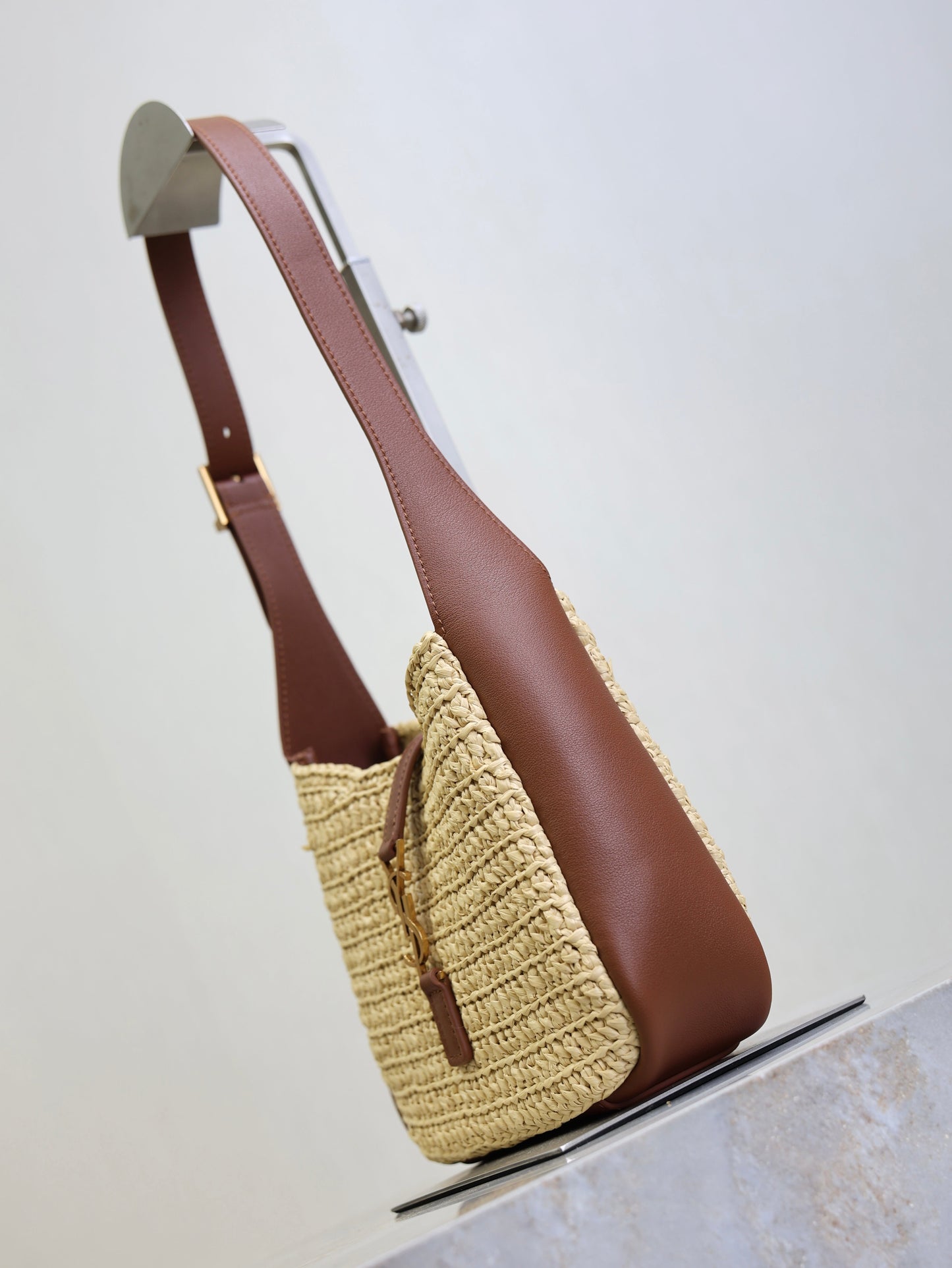 YSL 25S LE 5 À 7 SUPPLE BABY 16 IN RAFFIA AND CALFSKIN GOLD HARDWARE