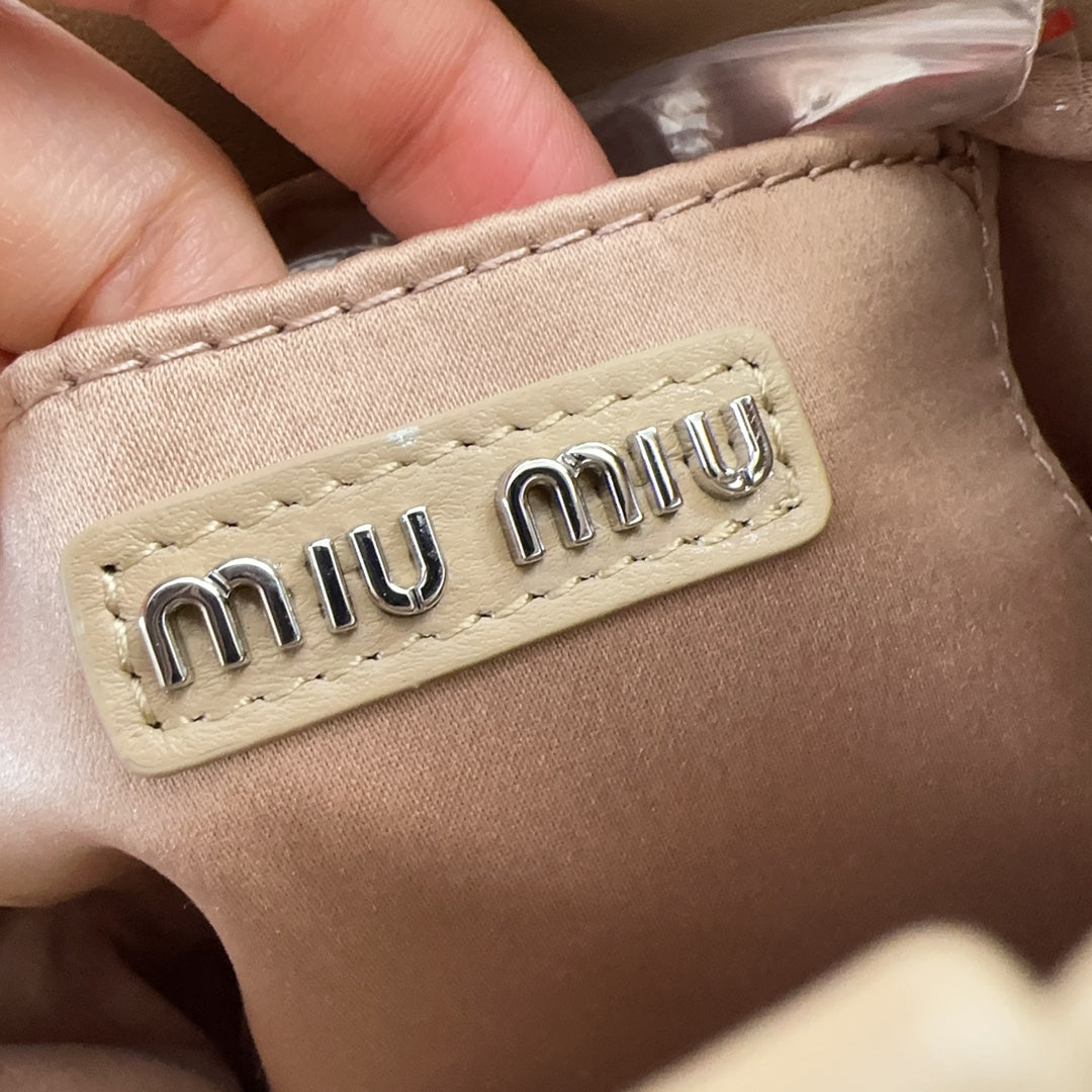 DIAMOND BUCKET BAG 17 IN ECRU BEIGE LAMBSKIN
