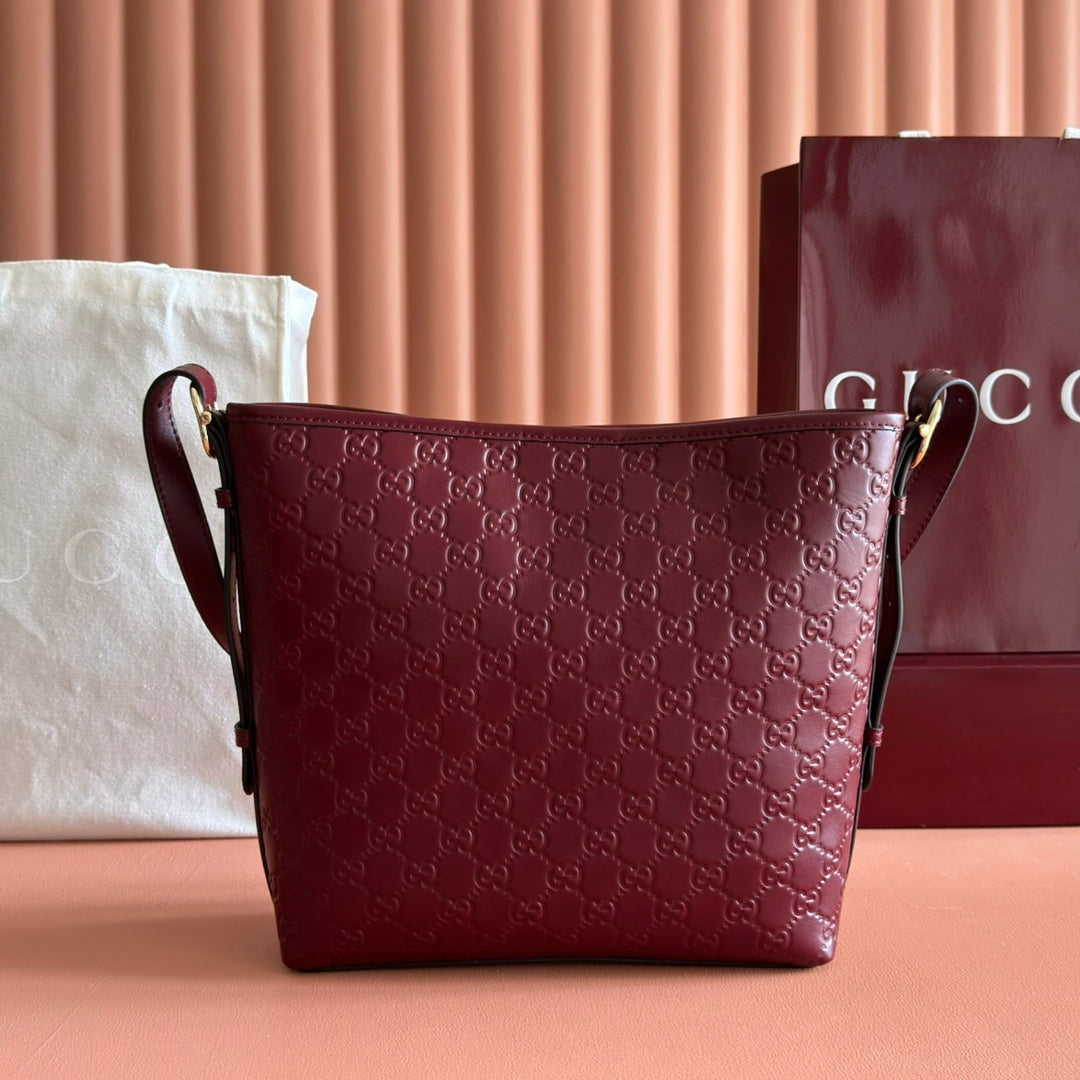 GUCCI 25S EMBLEM MEDIUM SHOULDER BAG 26 IN ROSSO ANCORA RED CALFSKIN
