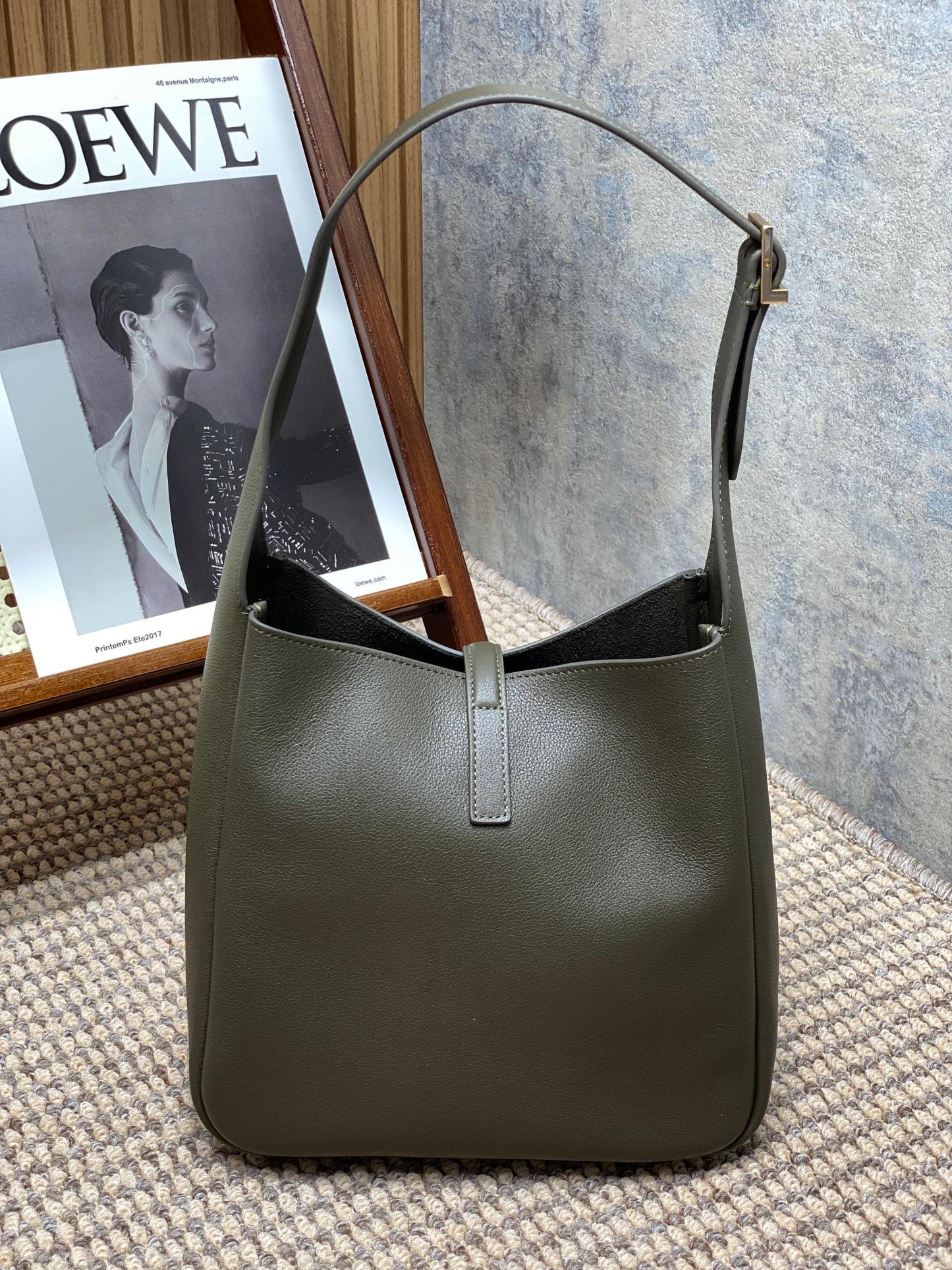 LE 5 À 7 SMALL SUPPLE 22 IN DARK GREEN CALFSKIN GOLD BUCKLE